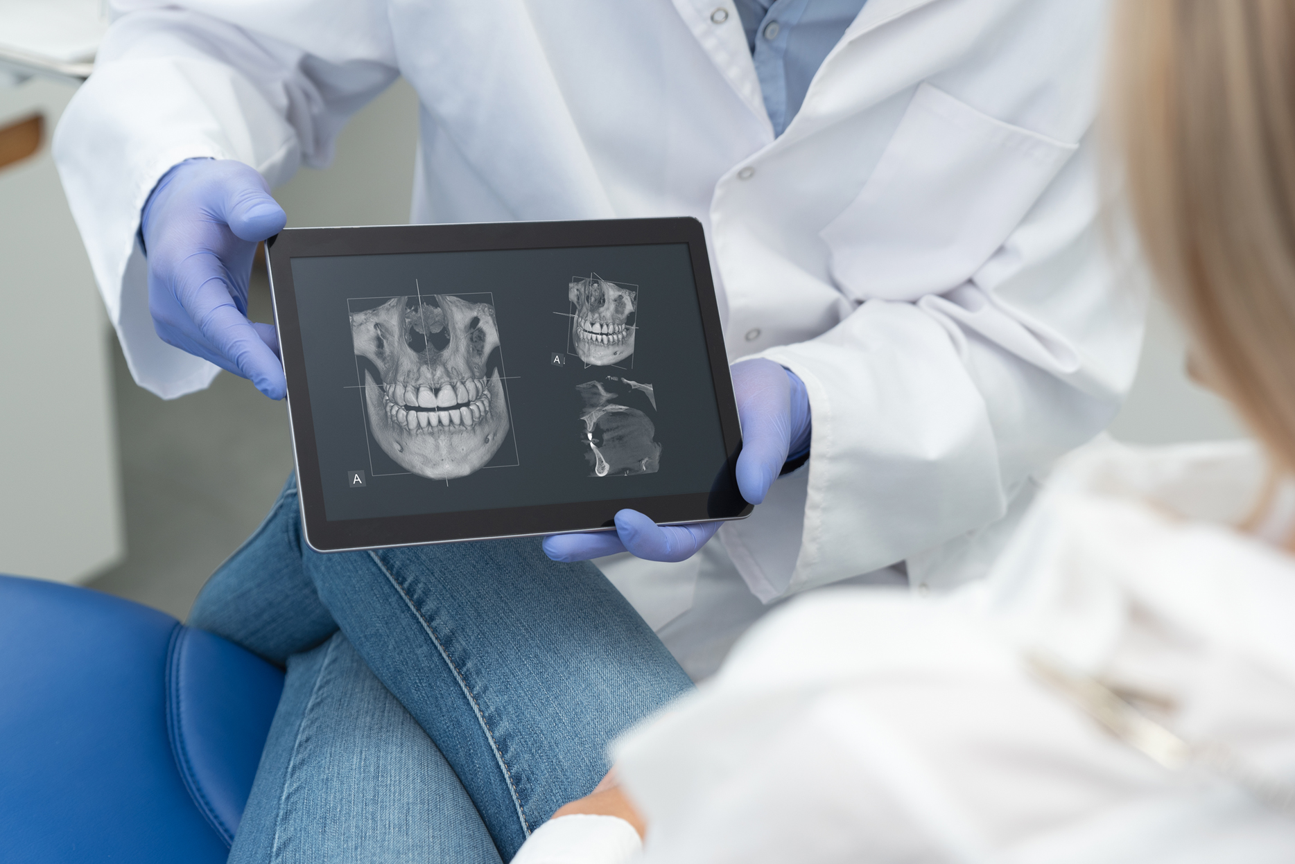 3D-Röntgen Zahnarzt zeigt auf iPad