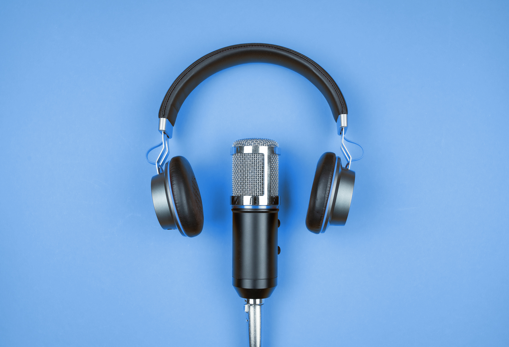 Zahnarzt Podcast Mikrofon mit Kopfhörer