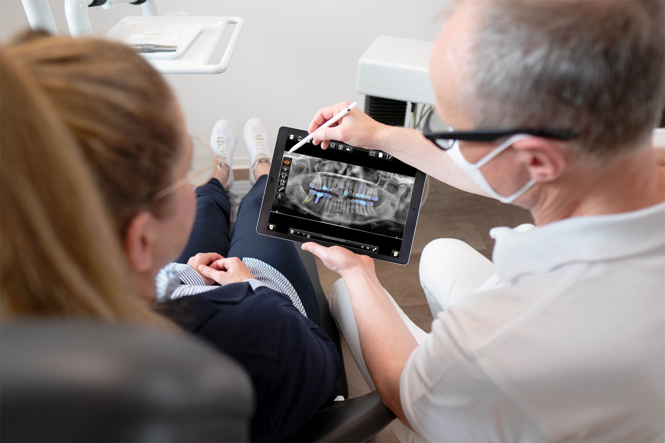 Patient mit medizinischem Personal und iPad-DXR