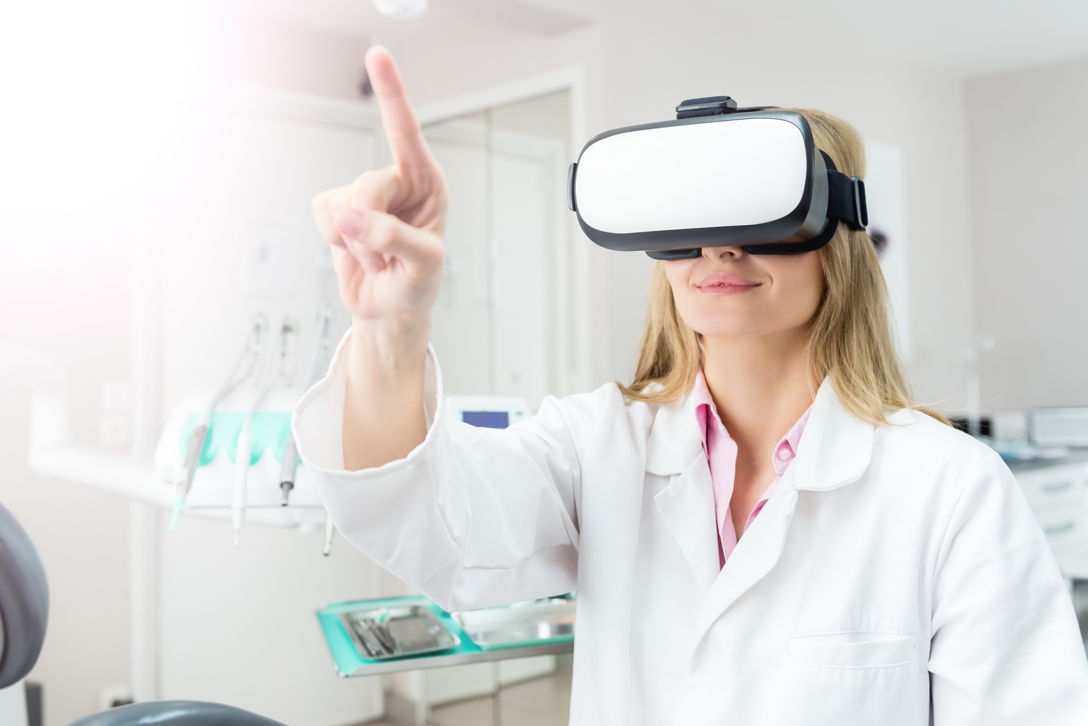 Zukunft der Zahnmedizin Zahnmedizinerin mit VR-Brile
